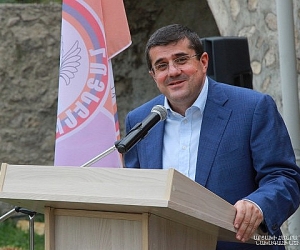 Араик Арутюнян принял участие в праздничном мероприятии, организованном партией «Азат Айреник» в Шуши по случаю Дня Республики Арцах