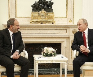 Pashinyan and Putin Discuss Karabakh Fighting