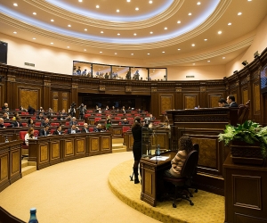 Парламент обсудил вопрос передачи фондам средств соцпакетов государственных служащих