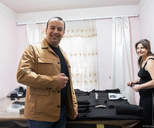 «Տղե՛րք, թիկունքը ձեզ հետ է»․ Արսենը տանը գլխարկներ է ձևում զինծառայողների համար
