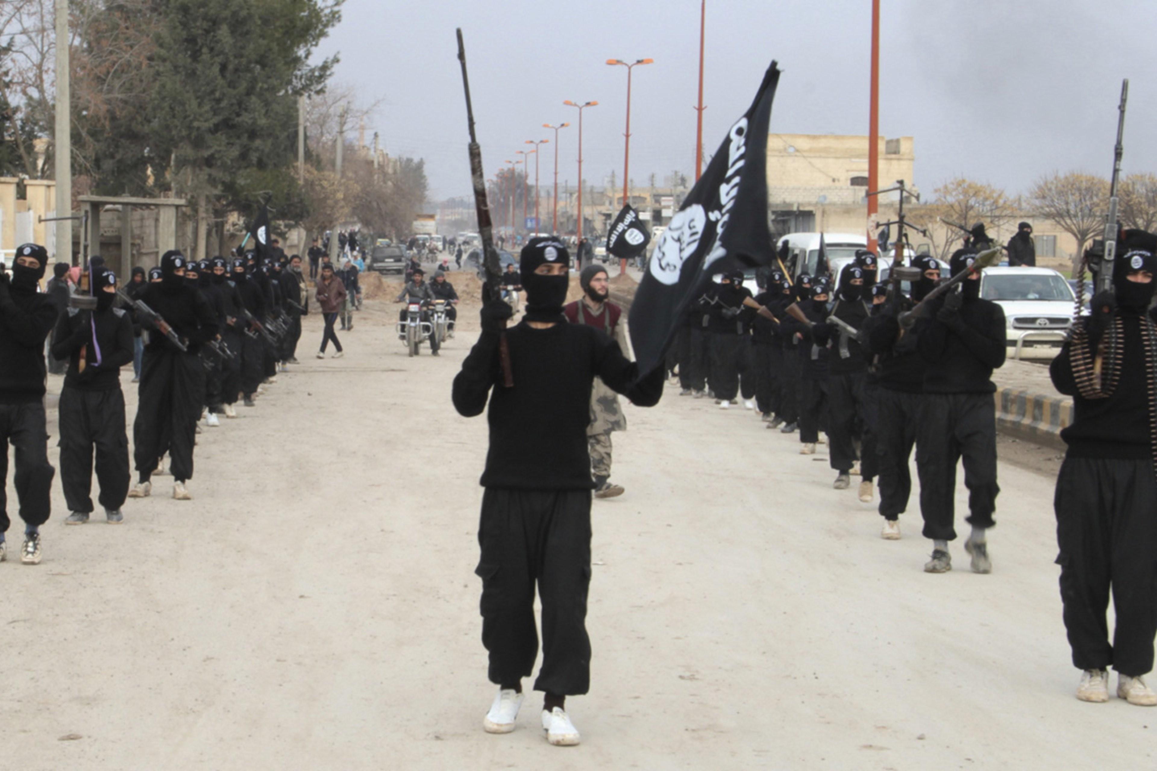 Террористы на фоне флага игил. Исламское государство Ирака и Леванта ИГИЛ. Террористическая группировка «Исламское государство» в Сирии.