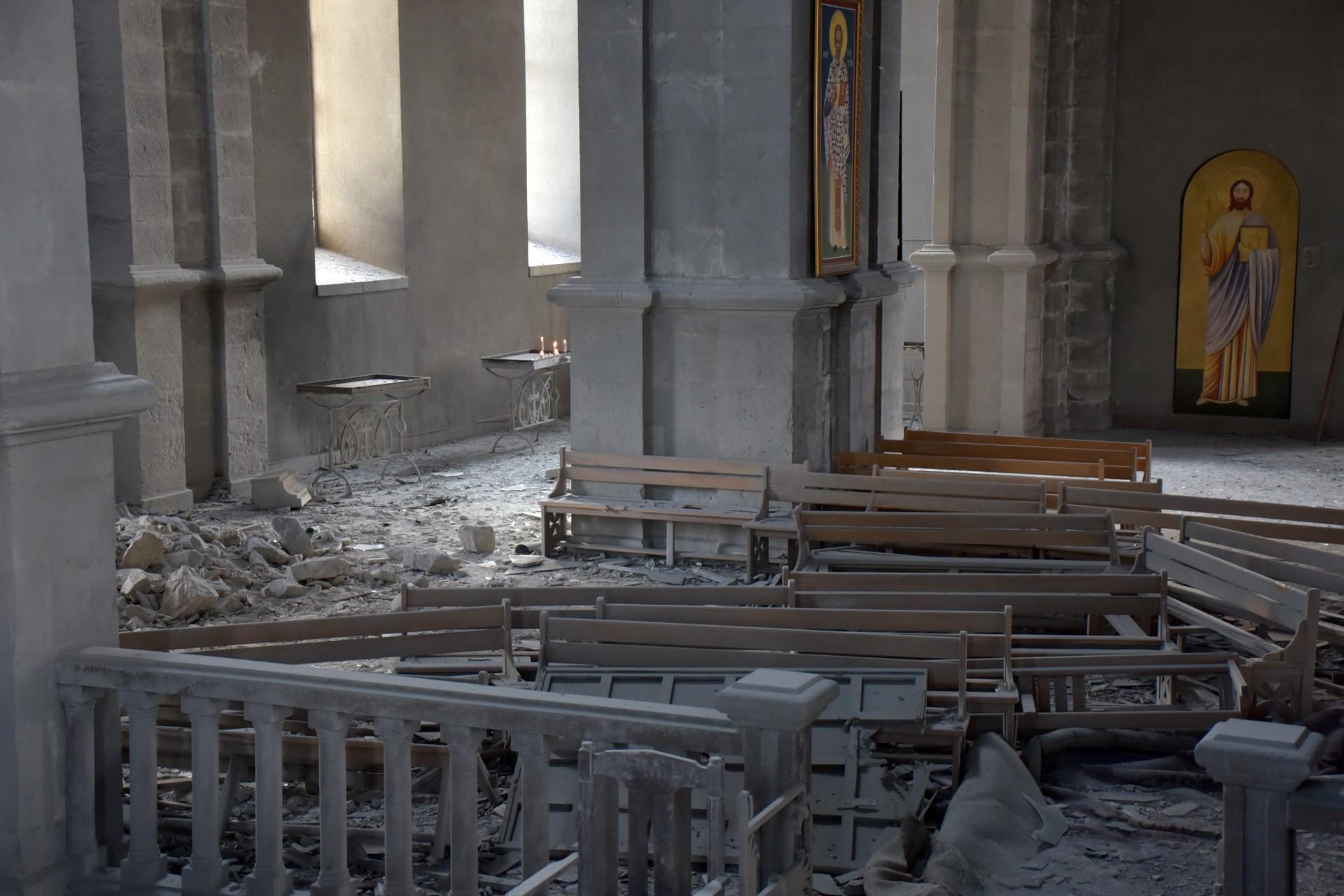 Армяне восстанавливают мечети, а азербайджанцы бьют снарядами по церкви