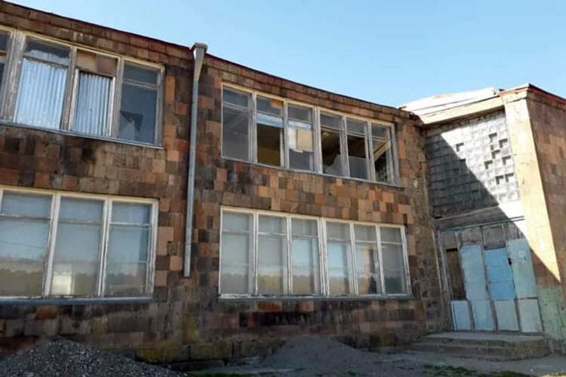 В результате ударов БПЛА повреждены школы в селах Сотк и Кут Гегаркуникской области Армении