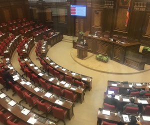 Министр представляет основной финансовый документ страны в полупустом зале парламента 