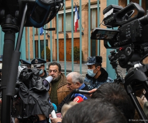 Yerevan: Artists and Actors Raise Issue of Armenian POWs/MIAs Outside French Embassy