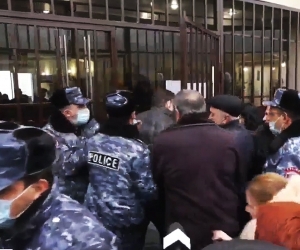 Родственники пропавших без вести военнослужащих ворвались на пропускной пункт Минобороны РА