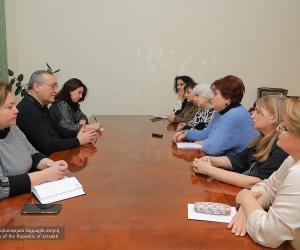 Արցախի ԱԺ նախագահ Արթուր Թովմասյանն ընդունել է «Մայրություն» ՀԿ-ի մի խումբ ակտիվիստների