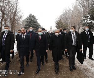 Pashinyan Visits Yerablur Pantheon on Army Day