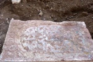 Ախալցխայի նոր մարզպետարանի շենքից խաչքարն ու խաչաձև պատուհանները 
տեղափոխվել են