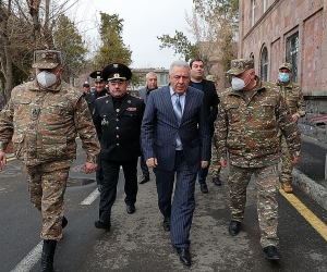 Պաշտպանության նախարարն այցելել է զինվորական հոսպիտալ