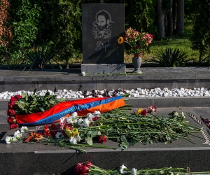 Armenian President Sends Flowers to Yerablur Military Pantheon