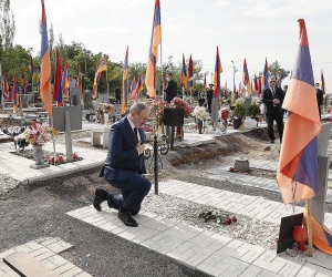 Pashinyan Visits Yerablur Pantheon; Pays Respects to War Dead
