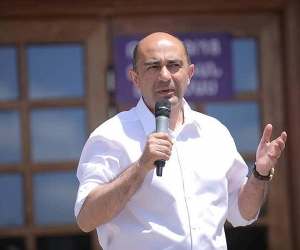 Էդմոն Մարուքյան. «Քաղաքական գործիչները պետք է մնան խորհրդարանում, իսկ պրոֆեսիոնալները գնան կառավարություն»