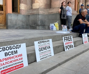 Родственники военнопленных проводят сидячий пикет перед зданием правительства 