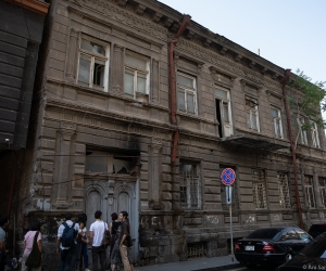 «6 մետրն է միայն հուշարձան»,- պնդում է Հանրապետության 46 հասցեի հուշարձան-շենքի վերակառուցողը