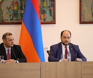 Араик Арутюнян представил аппарату МИД новоназначенного первого заместителя министра иностранных дел Армена Григоряна