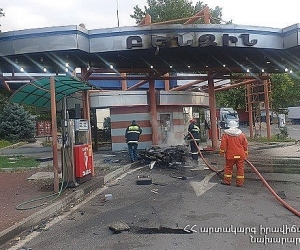 «BMW» մակնիշի ավտոմեքենան Լենինգրադյան փողոցում բախվել է բենզալցակայանի արգելապատնեշին. հրդեհ է բռնկվել