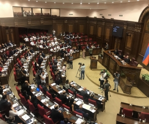 Парламент 8-го созыва начал работу с призывов к согласию и единству 