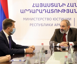 Pashinyan Introduces New Justice Minister to Staffers