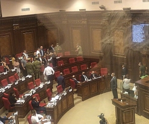 Потасовка и драка в зале заседаний НС 