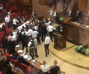  Драки в парламенте (видео)