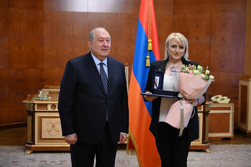 Նախագահ Արմեն Սարգսյանը պետական բարձր պարգև է հանձնել գրոսմայստեր Էլինա Դանիելյանին և շախմատ խաղացել նրա հետ