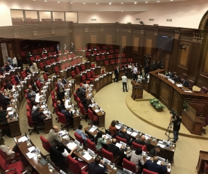 Оппозиция бойкотировала внеочередное заседание НС 