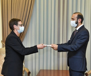 Ֆրանսիայի նորանշանակ դեսպան Անն Լույոն հավատարմագրերի պատճենն է Արարատ Միրզոյանին