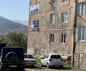 Դիլիջանում ընտրությունների օրը ամենուր պաստառներ են (լուսանկարներ)