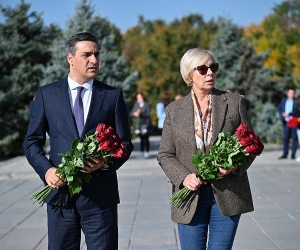 Armenian, Ukrainian Human Rights Defenders Visit Yerevan's 1915 Genocide Memorial