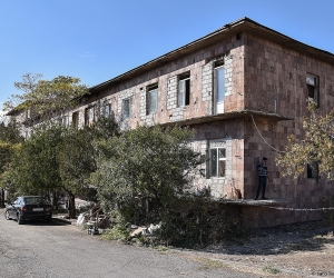 Քաշաթաղից տեղահանված 11 ընտանիքի փորձում են դուրս հանել պետական կիսավեր շենքից