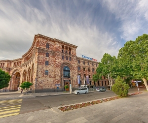 Մի հաջողության պատմություն-Մեկ հարկի ներքո
