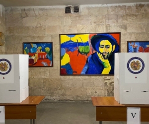 Մինասի հայացքը քվեախցիկի հետնամասից