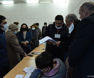 Ծաղկաձորի 26/1 ընտրատեղամասում «Քաղաքացիական պայմանագիր» կուսակցությունից երկու վստահված անձ կար 