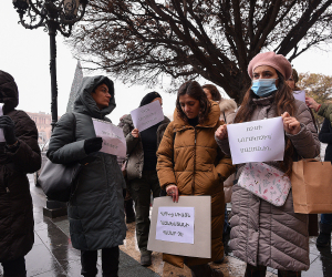 “Ни одного новобранца на границе”: акция протеста перед зданием правительства (фото)