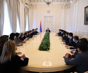 Նախագահի լիազորությունները իրականացնող Ալեն Սիմոնյանը հանդիպել է նախագահի աշխատակազմին