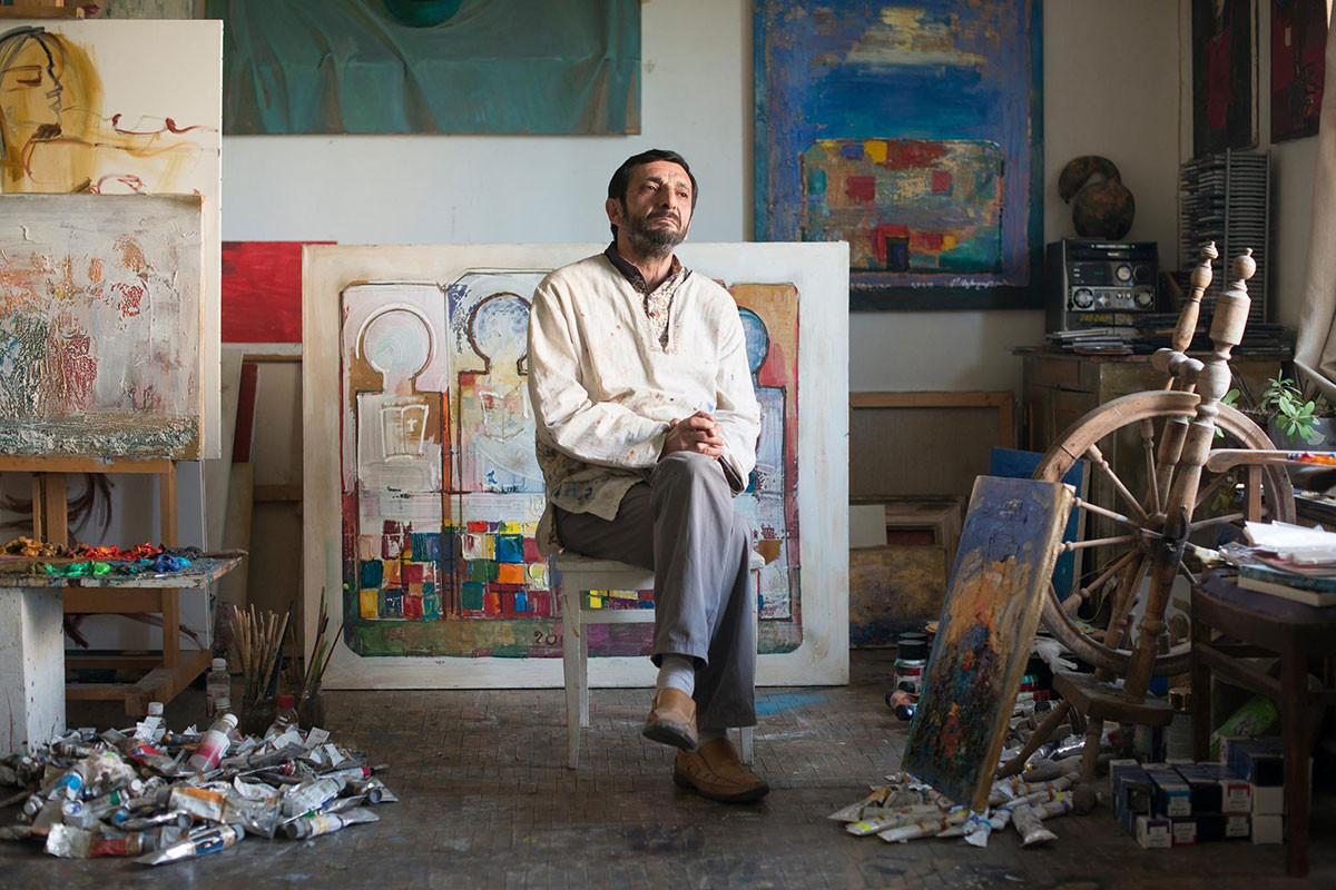 «Ոչ մի հայ չի գնացել, բոլորն իրենց տներում են, իրենց տեղերում»,- ասում է կիեւաբնակ հայ նկարիչը