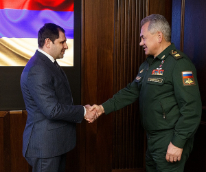 Armenian Defense Minister Invites Russian Counterpart to Armenia
