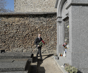 Pashinyan Pays Respects at Aznavour's Grave