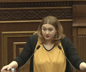 Анжела Элибегова призвала должностных лиц переехать с семьями в Храморт 