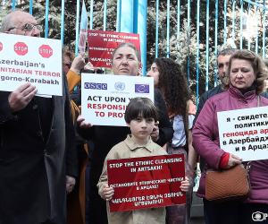 “Нет этнической чистке!”: акция протеста перед офисом ООН в Ереване