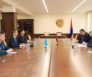 Պաշտպանության նախարարն ընդունել է Ղազախստանի դեսպանին