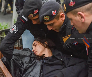 Журналистке Yerkir.am стало плохо во время столкновения между участниками акции протеста и полицейскими