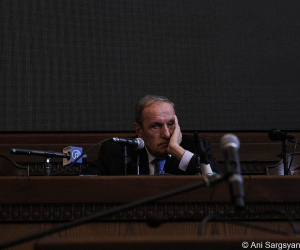 Levon Ter-Petrosyan Calls for Roundtable to Resolve Political Crisis in Armenia