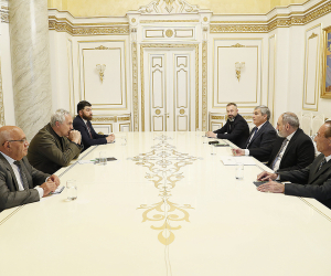 Премьер-министр провел встречу с участниками Консультативного собрания по сотрудничеству с внепарламентскими политическими силами