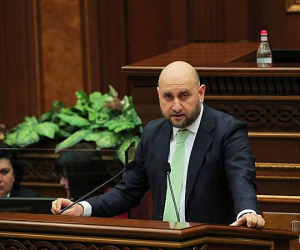 Центробанк Армении не намерен искусственно девальвировать драм 