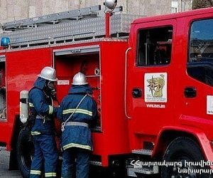 Քամու հետևանքով Երևանում վնասվել են շինությունների տանիքներ, կոտրվել ծառեր և պոկվել էլեկտրական լարեր