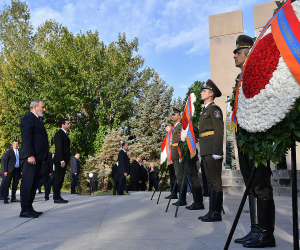 Pashinyan Pays Respects at Yerablur Military Pantheon to Mark Armenian Independence Day