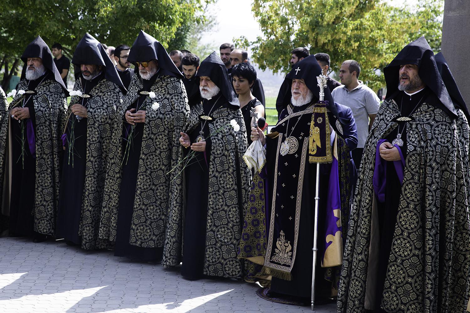 Catholicos Karekin II Visits Yerablur Military Cemetery