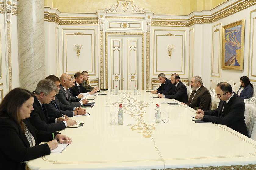 Премьер-министр Пашинян принял делегацию во главе с министром иностранных дел Греции